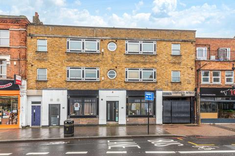 Property to rent - Balham High Road, Tooting Bec SW17
