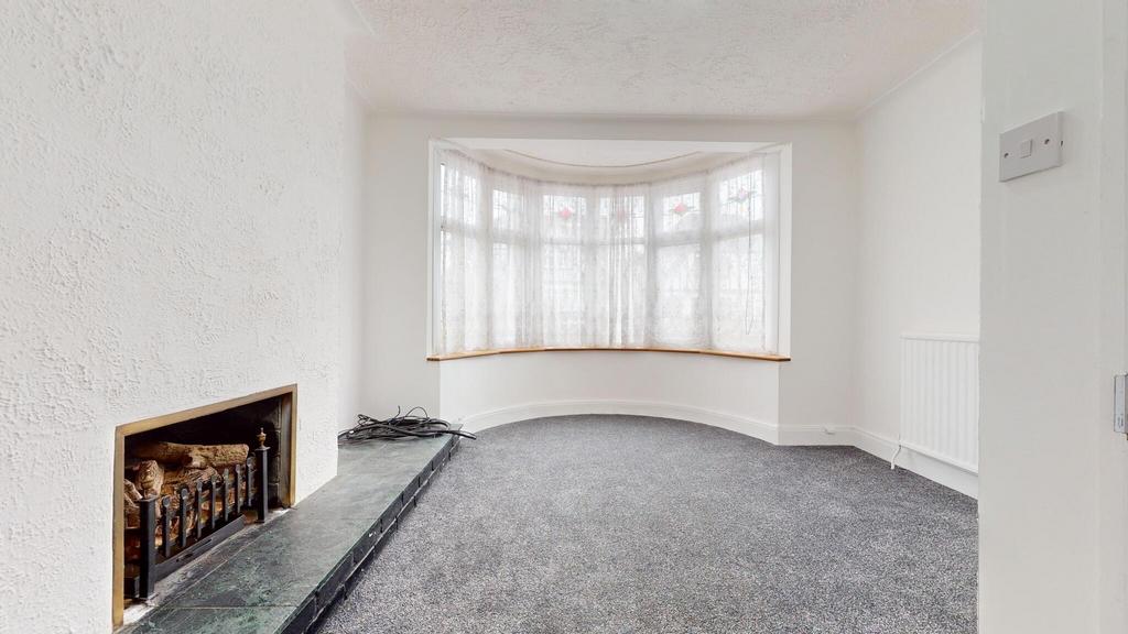 College Gardens, London E4 4 bed semidetached house £2,750 pcm (£635 pw)