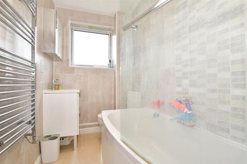 33 Ayelands, New Ash Green, Longfield, DA3 8JN