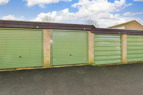 33 Ayelands, New Ash Green, Longfield, DA3 8JN