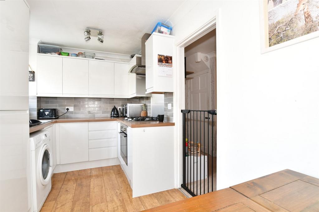 Ayelands, New Ash Green, Longfield, Kent 2 bed end of terrace house for