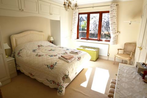 2 bedroom flat for sale, Petersmead Close, Tadworth KT20