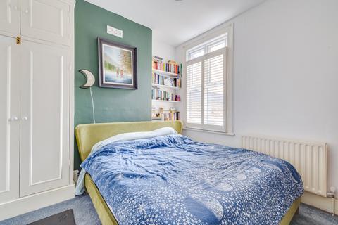 2 bedroom flat for sale, Racton Road, London