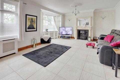 2 bedroom semi-detached house for sale, Blenheim Chase, Leigh-on-sea, SS9