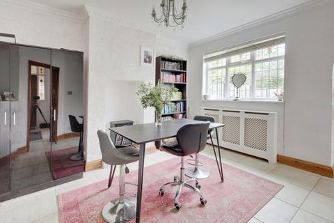43 Blenheim Chase, Leigh-on-sea, SS9 3BZ