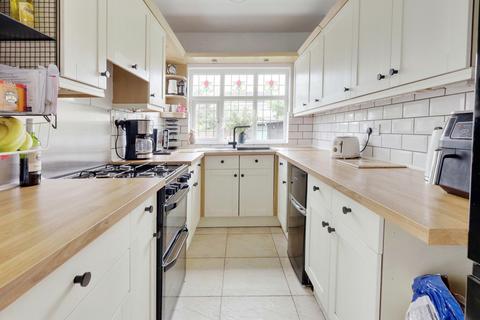 43 Blenheim Chase, Leigh-on-sea, SS9 3BZ