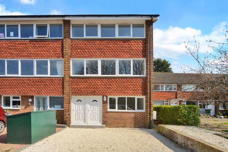 Kelvinbrook, West Molesey 2 bed £1,750 pcm (£404 pw)