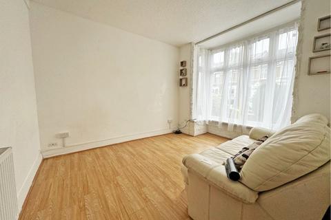 3 bedroom terraced house for sale - Selby Road, London, E11