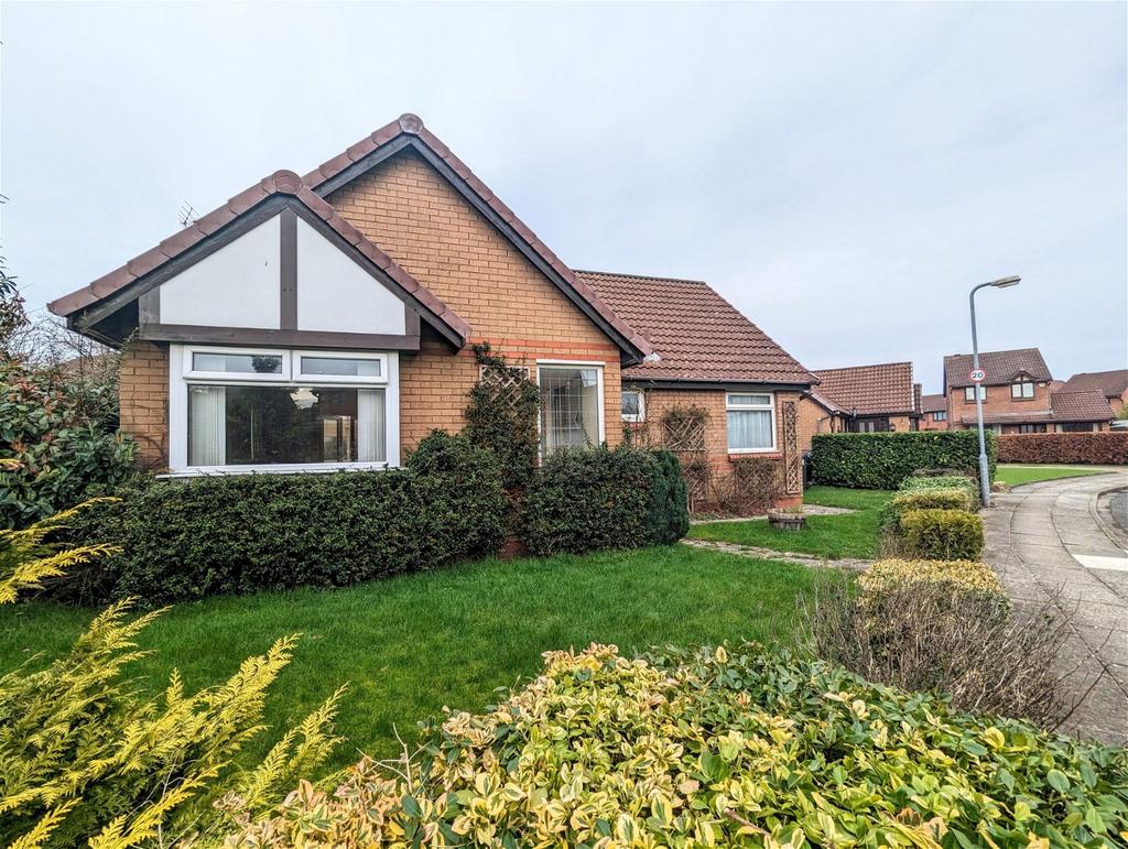 Winston Crescent, Kew, Southport... 2 bed detached bungalow £975 pcm