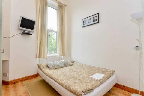 Studio to rent, Cromwell Road, Earl`s Court