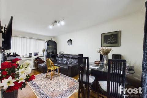 2 bedroom bungalow for sale - Elsinore Avenue, Stanwell, Middlesex, TW19