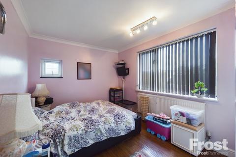 2 bedroom bungalow for sale - Elsinore Avenue, Stanwell, Middlesex, TW19
