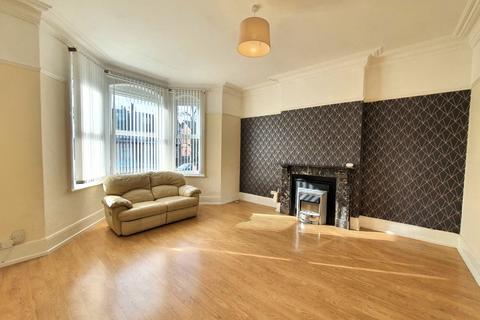 2 bedroom flat to rent, Flat 3 , 8  Avenue Road, Doncaster