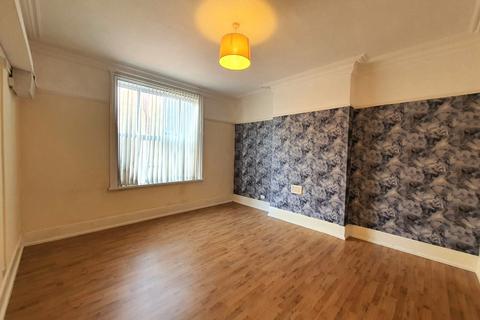 2 bedroom flat to rent, Flat 3 , 8  Avenue Road, Doncaster