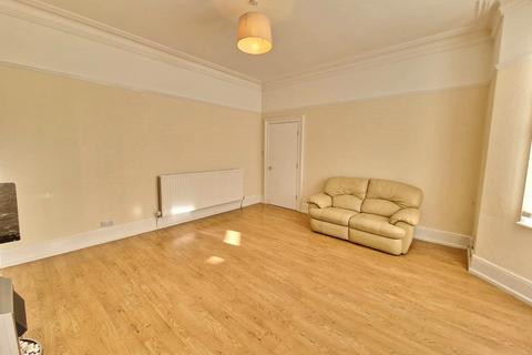 2 bedroom flat to rent, Flat 3 , 8  Avenue Road, Doncaster