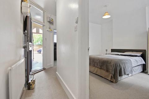 1 bedroom ground floor flat for sale, Peacock Street, London SE17