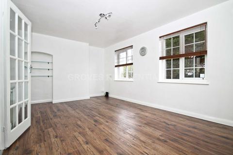 3 bedroom terraced house to rent, The Crescent, New Malden