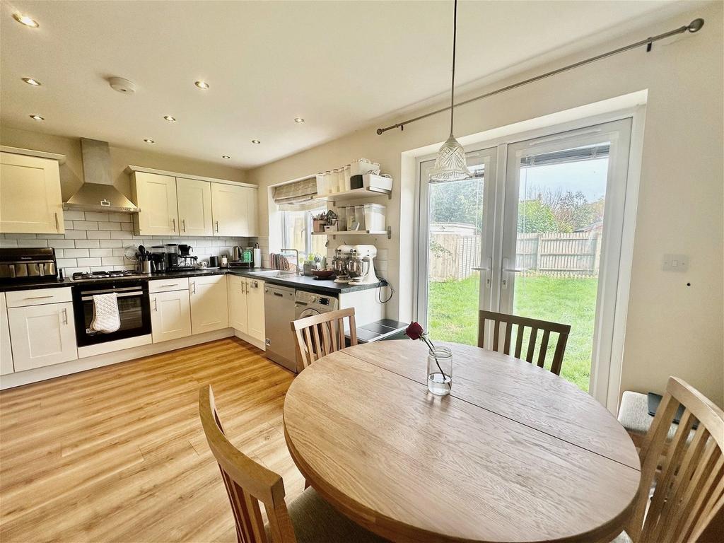 Henley Park, Yatton 3 bed detached house for sale £279,995