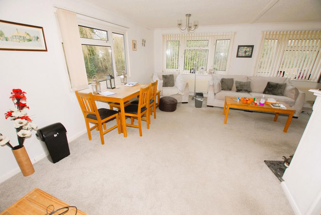 Sitting/dining room
