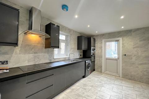 4 bedroom flat to rent - Fulham Palace Road,  London, W6