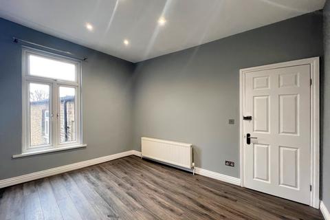 4 bedroom flat to rent - Fulham Palace Road,  London, W6