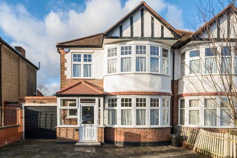 6 Midcroft, Ruislip, HA4 8ES