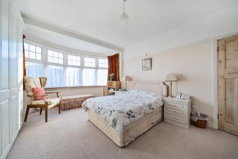 6 Midcroft, Ruislip, HA4 8ES
