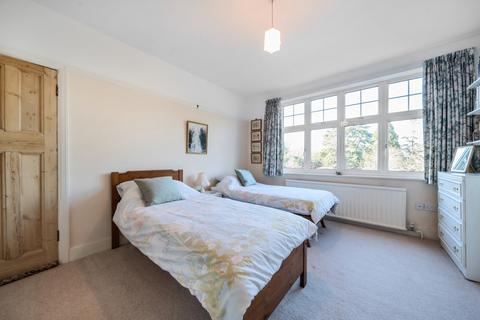 6 Midcroft, Ruislip, HA4 8ES
