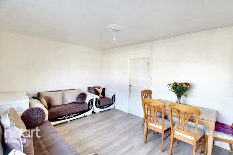 2 bedroom maisonette for sale, Chase Cross Road, Romford