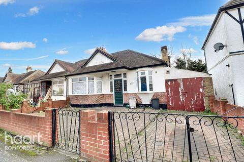 3 bedroom bungalow for sale - Ainsley Avenue, Romford
