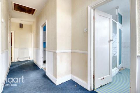 15 Ainsley Avenue, Romford, RM7 9HU