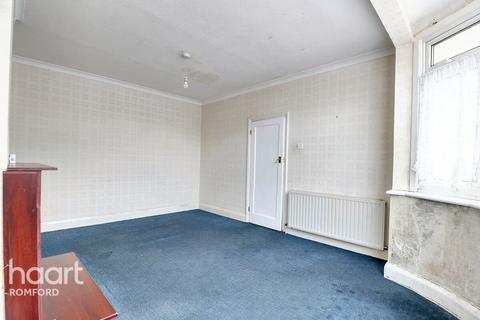 15 Ainsley Avenue, Romford, RM7 9HU