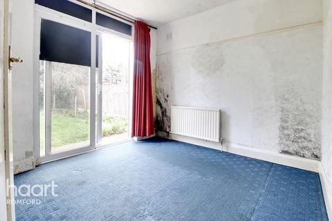 15 Ainsley Avenue, Romford, RM7 9HU