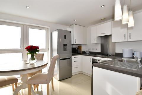 2 bedroom flat for sale, Oakes Crescent, Dartford, Kent