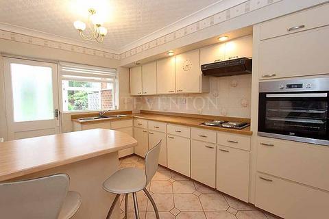 2 bedroom detached bungalow for sale - Sandhurst Drive, Penn, Wolverhampton, WV4