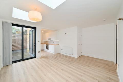 2 bedroom flat for sale, Oakhill Road, London SW15