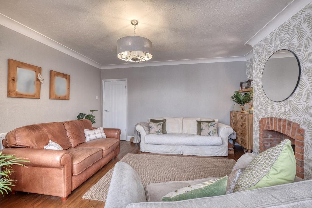 Stratford Road, Shirley, Solihull, B90 4AY 3 bed semidetached house