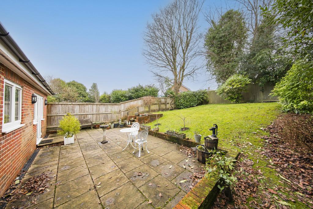 Beacon Gardens, Crowborough 2 bed ground floor flat - £325,000