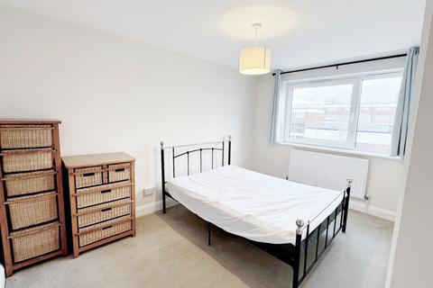 4 bedroom flat share to rent - London, SW15