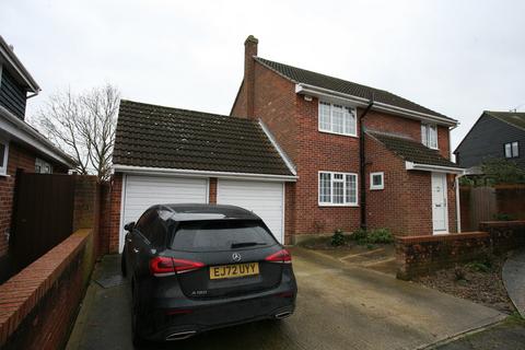 4 bedroom detached house to rent, Barbel Road, Colchester CO4