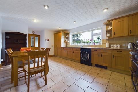 46 Holly Road, Uttoxeter, ST14 7NA
