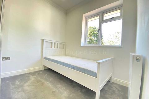 1 bedroom in a house share to rent - Perryn Road, Acton