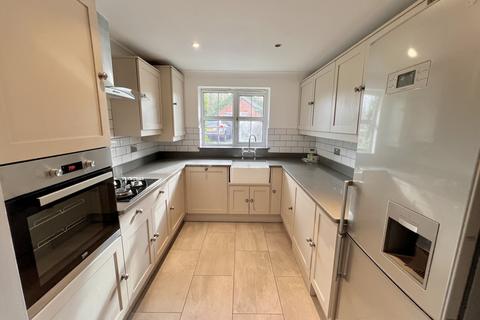4 bedroom end of terrace house to rent, Hudson Way, Radcliffe-on-trent, Nottingham
