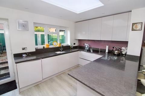 3 bedroom end of terrace house for sale, Hawthorn Crescent, Hazlemere HP15