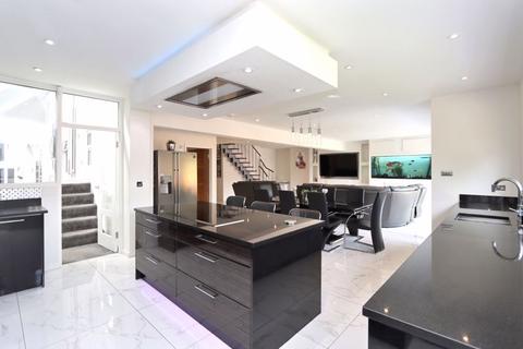 22 Bracken Drive, Chigwell, IG7 5RF