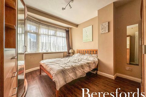 15 Mount Avenue, Romford, RM3 0DE