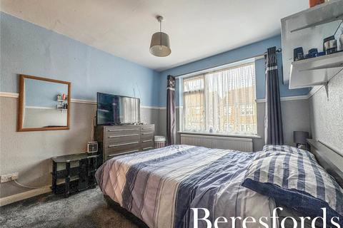 15 Mount Avenue, Romford, RM3 0DE