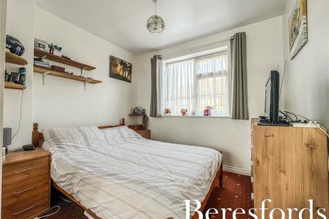 15 Mount Avenue, Romford, RM3 0DE