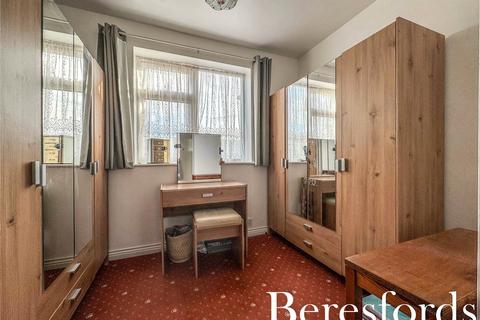 15 Mount Avenue, Romford, RM3 0DE