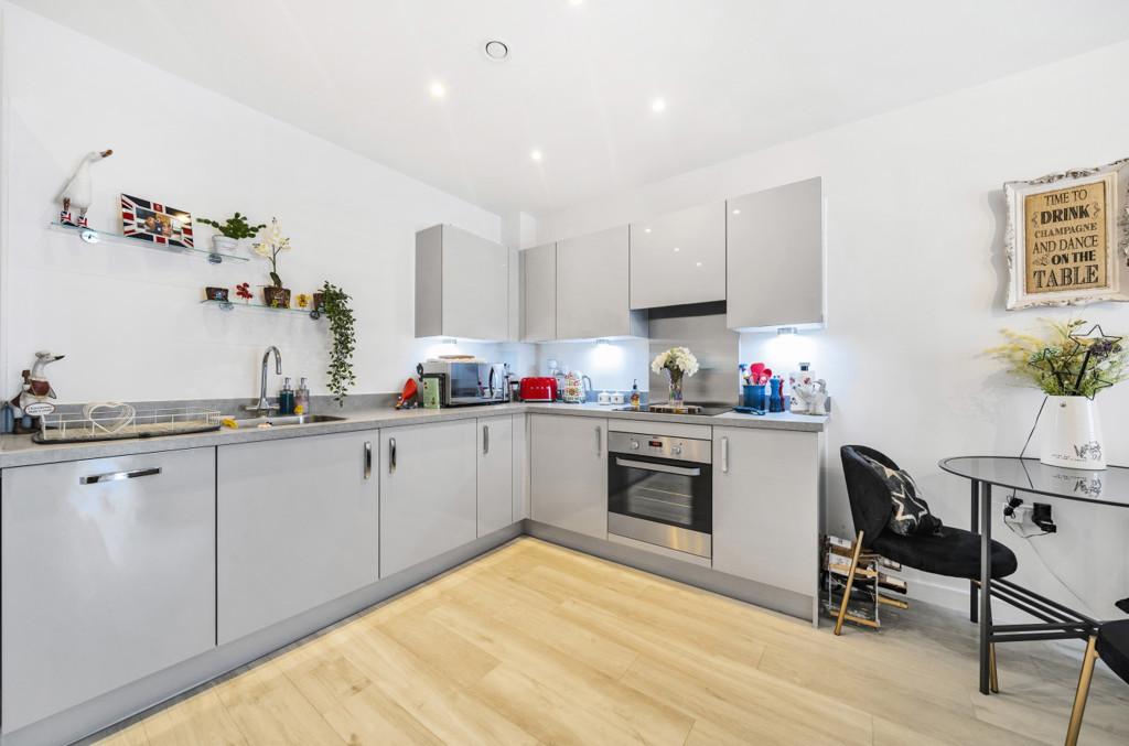 Broad Lane, Bracknell, Berkshire 2 bed apartment for sale £290,000